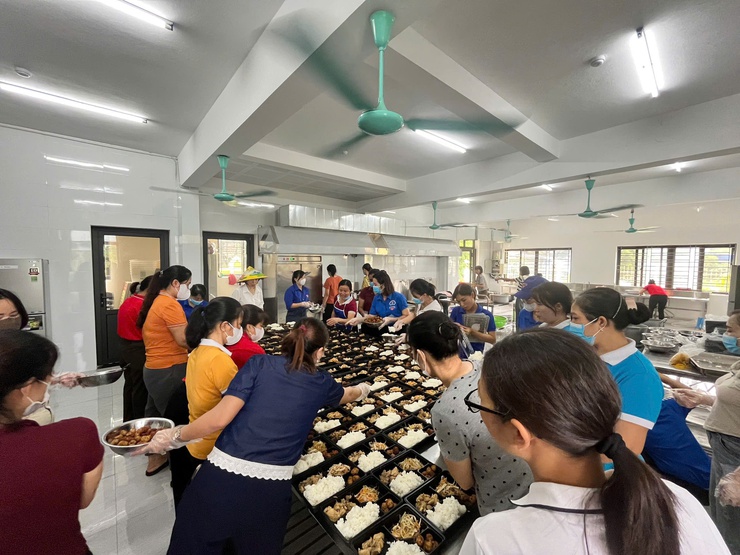 ỨNG HOÀ: HƠN 1.000 SUẤT CƠM YÊU THƯƠNG TIẾP SỨC SĨ TỬ TRONG KỲ THI TỐT NGHIỆP THPT NĂM 2026- Ảnh 6.