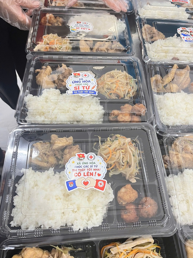 ỨNG HOÀ: HƠN 1.000 SUẤT CƠM YÊU THƯƠNG TIẾP SỨC SĨ TỬ TRONG KỲ THI TỐT NGHIỆP THPT NĂM 2026- Ảnh 13.