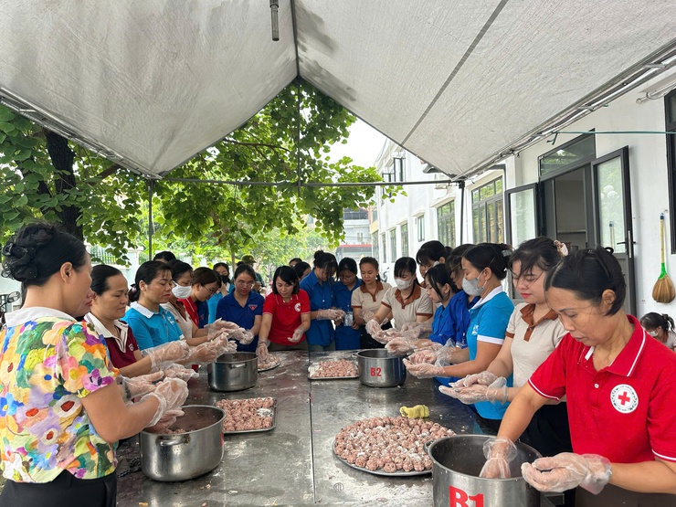ỨNG HOÀ: HƠN 1.000 SUẤT CƠM YÊU THƯƠNG TIẾP SỨC SĨ TỬ TRONG KỲ THI TỐT NGHIỆP THPT NĂM 2026- Ảnh 4.