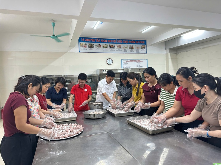 ỨNG HOÀ: HƠN 1.000 SUẤT CƠM YÊU THƯƠNG TIẾP SỨC SĨ TỬ TRONG KỲ THI TỐT NGHIỆP THPT NĂM 2026- Ảnh 3.