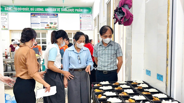 UB MTTQ và các đoàn thể xã Vân Đình: hỗ trợ hơn 300 suất cơm miễn phí tiếp sức thí sinh tại điểm thi Vân Đình- Ảnh 6.