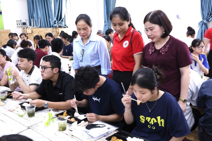 UB MTTQ và các đoàn thể xã Vân Đình: hỗ trợ hơn 300 suất cơm miễn phí tiếp sức thí sinh tại điểm thi Vân Đình- Ảnh 5.