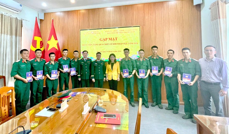 Phường Thanh Xuân tổ chức thăm, động viên và tặng quà chiến sĩ mới năm 2026- Ảnh 5.