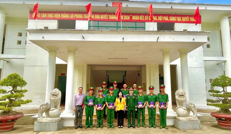 Phường Thanh Xuân tổ chức thăm, động viên và tặng quà chiến sĩ mới năm 2026- Ảnh 6.