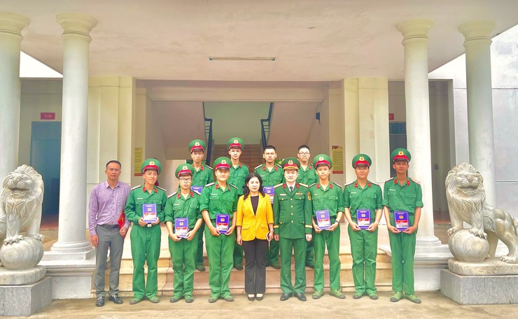 Phường Thanh Xuân tổ chức thăm, động viên và tặng quà chiến sĩ mới năm 2026- Ảnh 4.