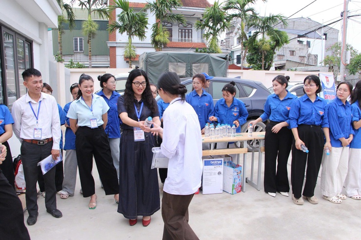 Ngày đầu tiên của kỳ thi tốt nghiệp THPT năm 2026 tại điểm thi trường THCS Trung Hòa, xã Phú Nghĩa diễn ra an toàn- Ảnh 8.