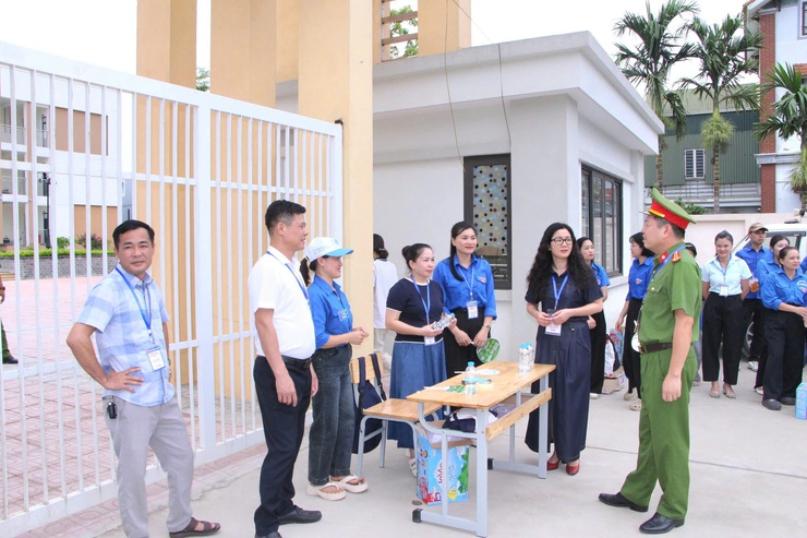 Ngày đầu tiên của kỳ thi tốt nghiệp THPT năm 2026 tại điểm thi trường THCS Trung Hòa, xã Phú Nghĩa diễn ra an toàn- Ảnh 9.