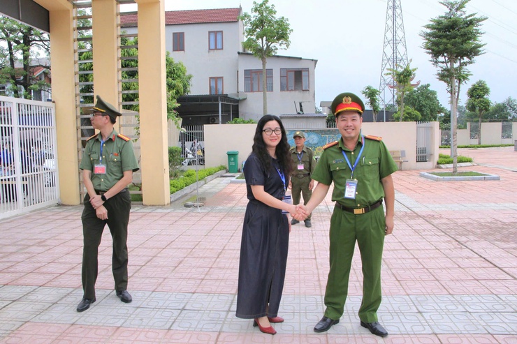 Ngày đầu tiên của kỳ thi tốt nghiệp THPT năm 2026 tại điểm thi trường THCS Trung Hòa, xã Phú Nghĩa diễn ra an toàn- Ảnh 10.