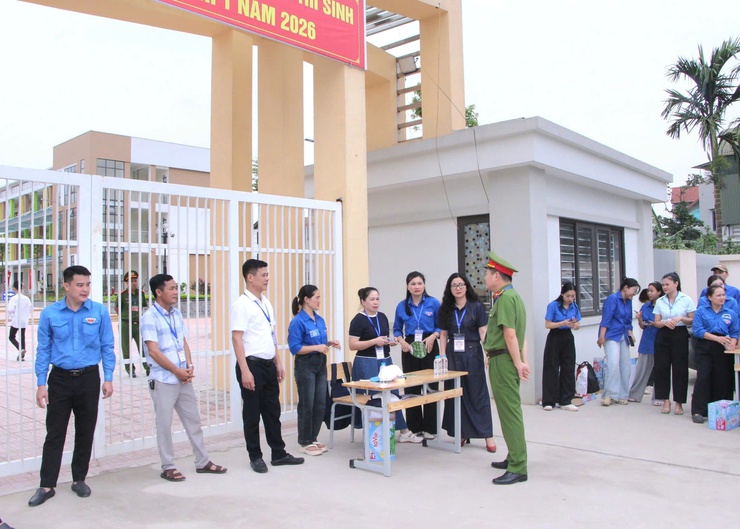 Ngày đầu tiên của kỳ thi tốt nghiệp THPT năm 2026 tại điểm thi trường THCS Trung Hòa, xã Phú Nghĩa diễn ra an toàn- Ảnh 11.