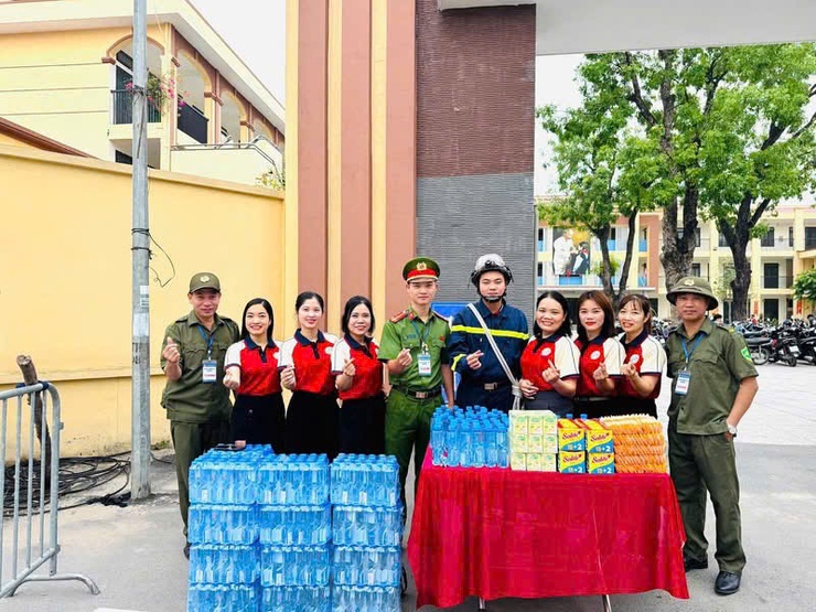 CÔNG AN XÃ HÁT MÔN BẢO ĐẢM ANTT, ATGT VÀ TIẾP SỨC KỲ THI TỐT NGHIỆP THPT NĂM 2026- Ảnh 2.