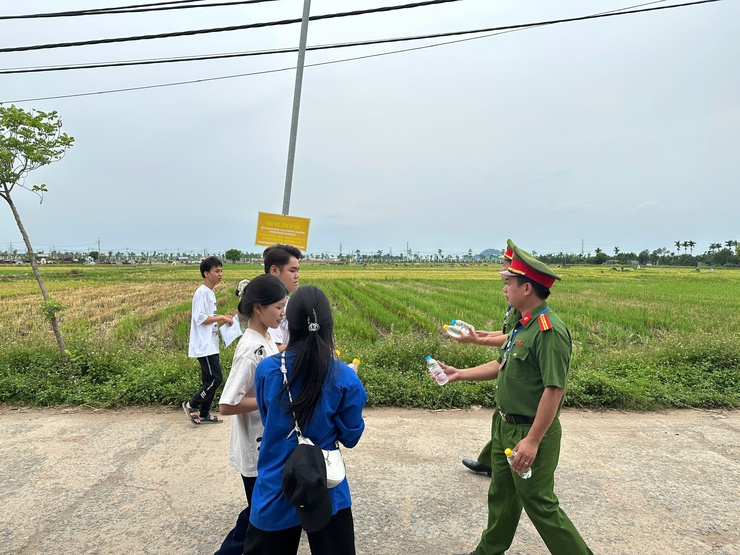 CÔNG AN XÃ HÁT MÔN BẢO ĐẢM ANTT, ATGT VÀ TIẾP SỨC KỲ THI TỐT NGHIỆP THPT NĂM 2026- Ảnh 4.