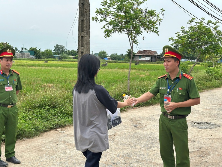 CÔNG AN XÃ HÁT MÔN BẢO ĐẢM ANTT, ATGT VÀ TIẾP SỨC KỲ THI TỐT NGHIỆP THPT NĂM 2026- Ảnh 3.