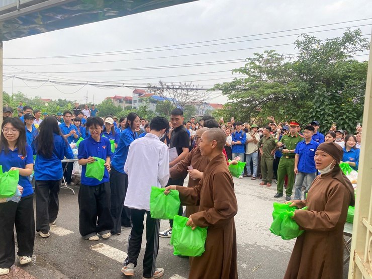696 THÍ SINH CỦA XÃ DÂN HOÀ TẠI ĐIỂM THI TRƯỜNG THPT NGUYỄN DU HOÀN THÀNH NGÀY THI ĐẦU TIÊN KỲ THI TỐT NGHIỆP THPT NĂM 2026- Ảnh 4.