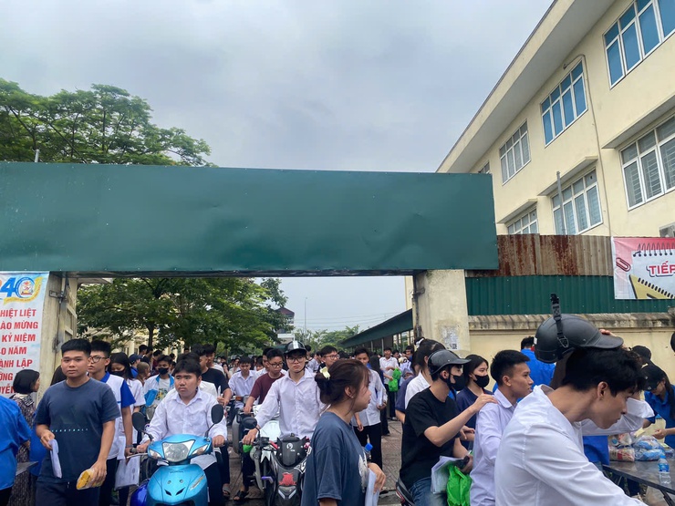 696 THÍ SINH CỦA XÃ DÂN HOÀ TẠI ĐIỂM THI TRƯỜNG THPT NGUYỄN DU HOÀN THÀNH NGÀY THI ĐẦU TIÊN KỲ THI TỐT NGHIỆP THPT NĂM 2026- Ảnh 3.