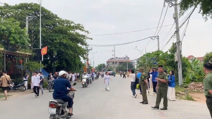 CÔNG AN XÃ HÒA PHÚ ĐẢM BẢO AN TOÀN GIAO THÔNG TẠI ĐIỂM THI TRƯỜNG THPT CHƯƠNG MỸ B- Ảnh 2.