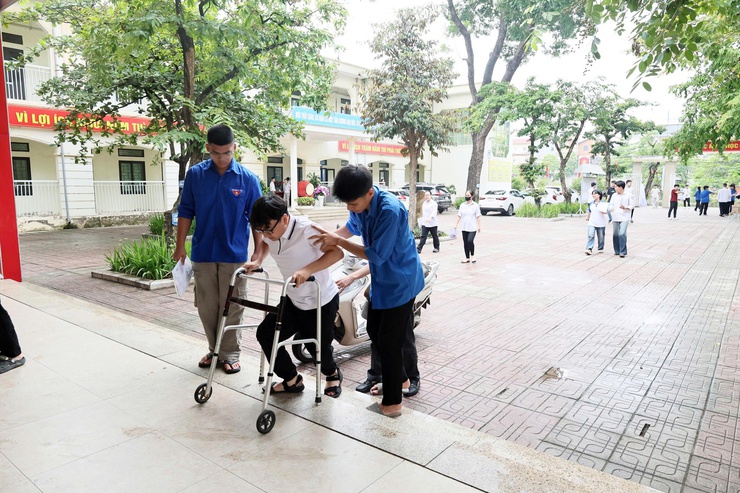 Khép lại ngày thi thứ nhất của Kỳ thi tốt nghiệp THPT năm 2026- Ảnh 5.