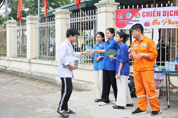 Khép lại ngày thi thứ nhất của Kỳ thi tốt nghiệp THPT năm 2026- Ảnh 3.