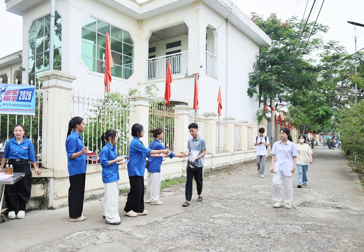 Khép lại ngày thi thứ nhất của Kỳ thi tốt nghiệp THPT năm 2026- Ảnh 4.