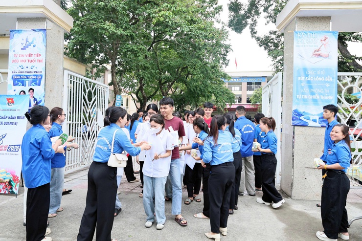 Khép lại ngày thi thứ nhất của Kỳ thi tốt nghiệp THPT năm 2026- Ảnh 8.