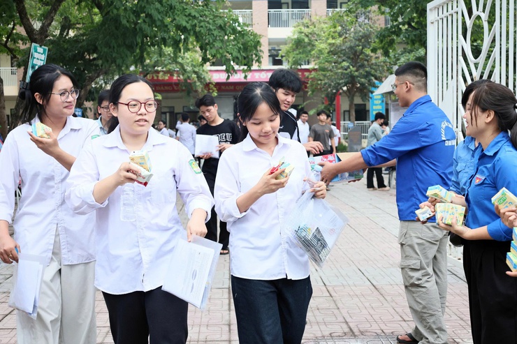 Khép lại ngày thi thứ nhất của Kỳ thi tốt nghiệp THPT năm 2026- Ảnh 10.