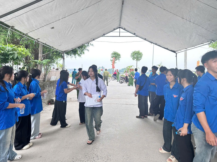 696 THÍ SINH CỦA XÃ DÂN HOÀ TẠI ĐIỂM THI TRƯỜNG THPT NGUYỄN DU HOÀN THÀNH NGÀY THI ĐẦU TIÊN KỲ THI TỐT NGHIỆP THPT NĂM 2026- Ảnh 1.