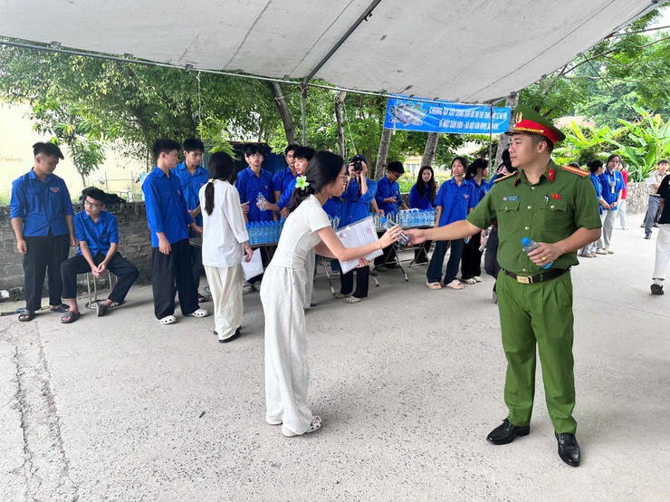 696 THÍ SINH CỦA XÃ DÂN HOÀ TẠI ĐIỂM THI TRƯỜNG THPT NGUYỄN DU HOÀN THÀNH NGÀY THI ĐẦU TIÊN KỲ THI TỐT NGHIỆP THPT NĂM 2026- Ảnh 2.