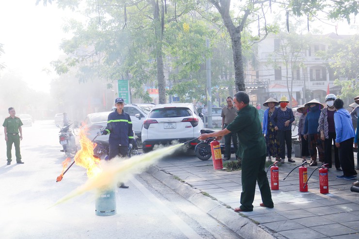 Quốc Oai tập huấn, huấn luyện nghiệp vụ PCCC và CNCH cho Nhân dân trên địa bàn các thôn: Phủ Quốc, Hoa Vôi, Đình Tổ, Du Nghệ và Ngô Sài- Ảnh 10.