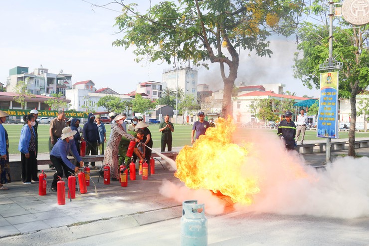 Quốc Oai tập huấn, huấn luyện nghiệp vụ PCCC và CNCH cho Nhân dân trên địa bàn các thôn: Phủ Quốc, Hoa Vôi, Đình Tổ, Du Nghệ và Ngô Sài- Ảnh 11.