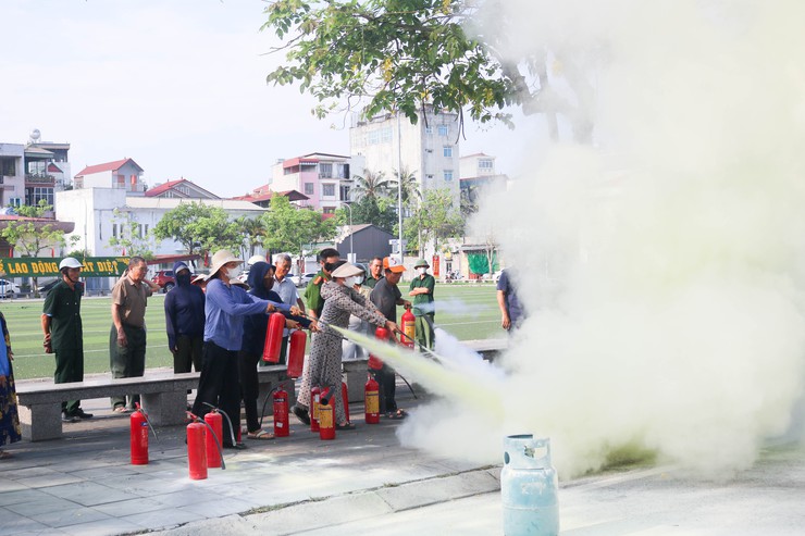 Quốc Oai tập huấn, huấn luyện nghiệp vụ PCCC và CNCH cho Nhân dân trên địa bàn các thôn: Phủ Quốc, Hoa Vôi, Đình Tổ, Du Nghệ và Ngô Sài- Ảnh 12.