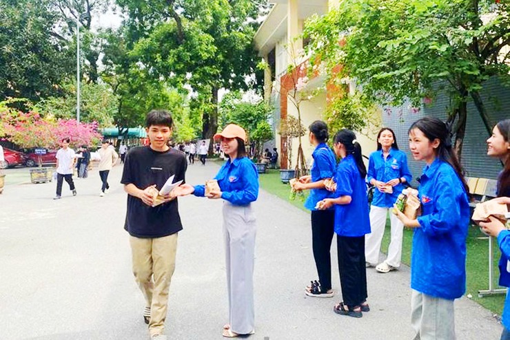 Kỳ thi tốt nghiệp THPT năm 2026 tại xã Ô Diên diễn ra an toàn, nghiêm túc, đúng quy chế- Ảnh 2.