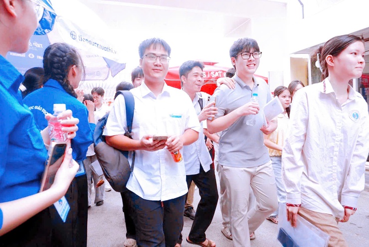 Kỳ thi tốt nghiệp THPT năm 2026 trên địa bàn phường Thanh Liệt diễn ra an toàn, nghiêm túc- Ảnh 8.