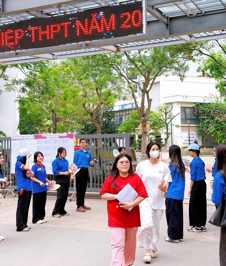 Kỳ thi tốt nghiệp THPT năm 2026 trên địa bàn phường Thanh Liệt diễn ra an toàn, nghiêm túc- Ảnh 6.