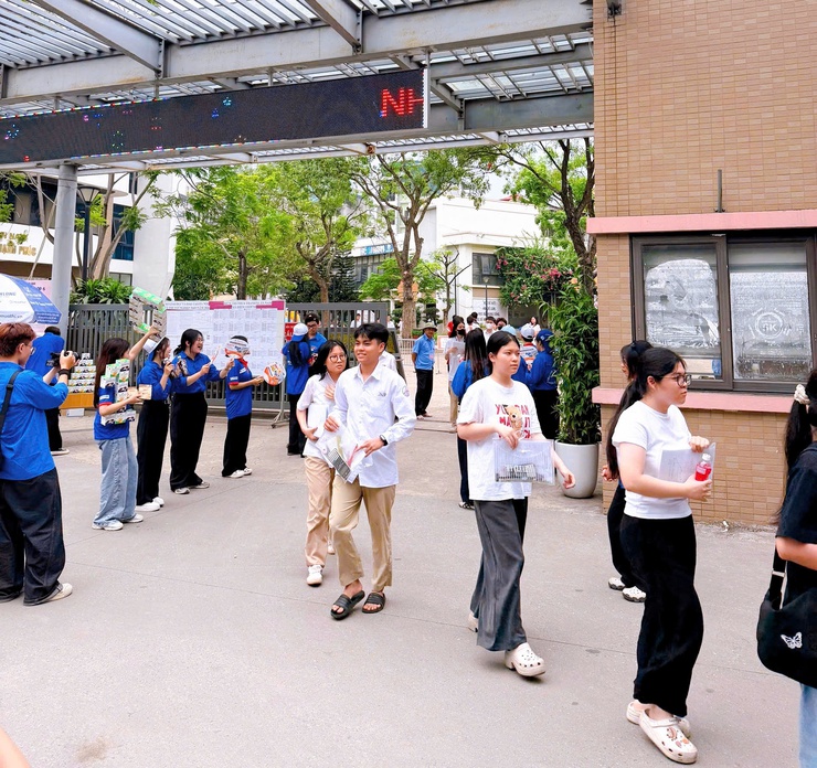 Kỳ thi tốt nghiệp THPT năm 2026 trên địa bàn phường Thanh Liệt diễn ra an toàn, nghiêm túc- Ảnh 5.