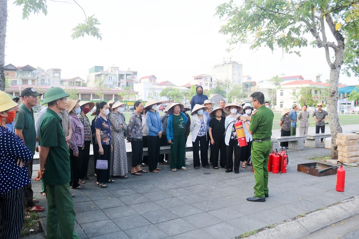 Quốc Oai tập huấn, huấn luyện nghiệp vụ PCCC và CNCH cho Nhân dân trên địa bàn các thôn: Phủ Quốc, Hoa Vôi, Đình Tổ, Du Nghệ và Ngô Sài- Ảnh 5.