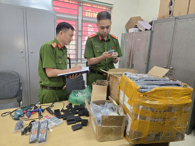 Cơ quan Cảnh sát điều tra Công an thành phố Hà Nội khởi tố vụ án, khởi tố 12 bị can liên quan đến hành vi sản xuất, mua bán thiết bị để sử dụng vào mục đích trái pháp luật- Ảnh 3.