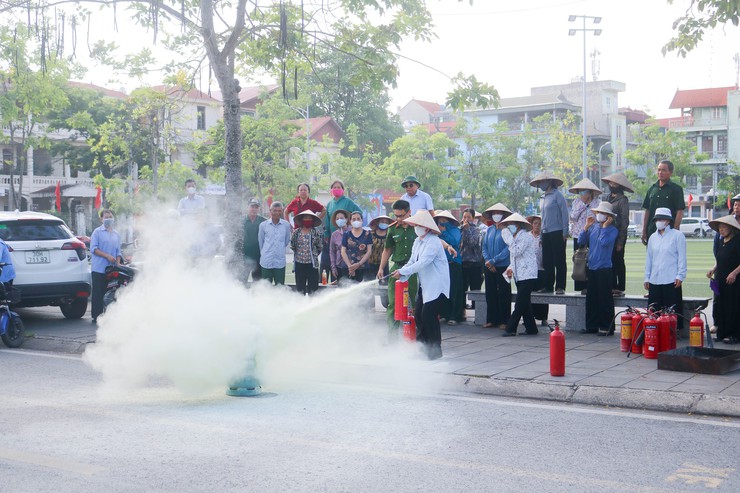 Quốc Oai tập huấn, huấn luyện nghiệp vụ PCCC và CNCH cho Nhân dân trên địa bàn các thôn: Phủ Quốc, Hoa Vôi, Đình Tổ, Du Nghệ và Ngô Sài- Ảnh 6.
