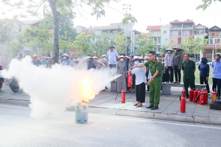 Quốc Oai tập huấn, huấn luyện nghiệp vụ PCCC và CNCH cho Nhân dân trên địa bàn các thôn: Phủ Quốc, Hoa Vôi, Đình Tổ, Du Nghệ và Ngô Sài- Ảnh 7.