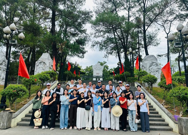 Hành trình về nguồn tri ân các Anh hùng liệt sĩ của xã Minh Châu- Ảnh 4.