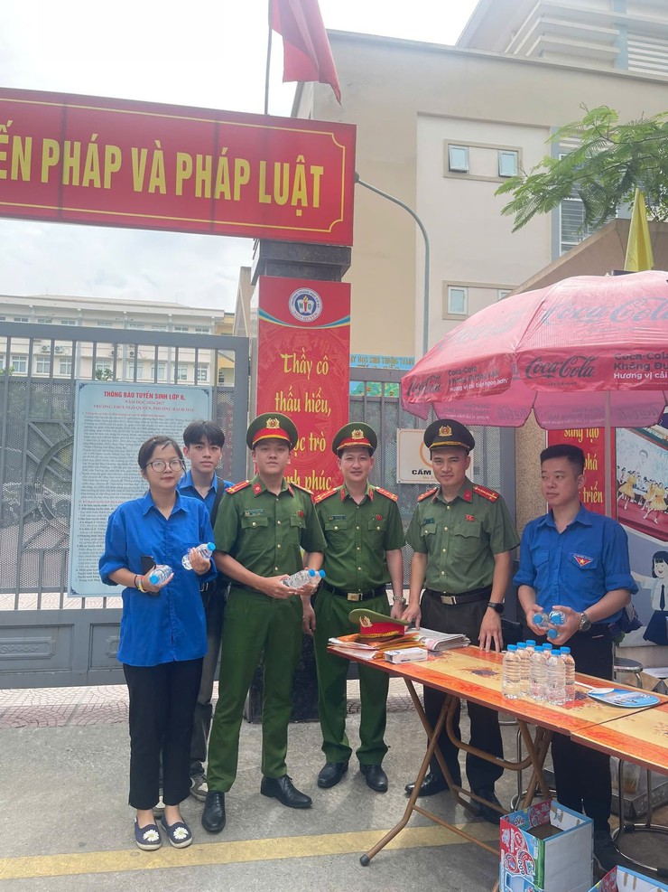 TUỔI TRẺ CÔNG AN PHƯỜNG BẠCH MAI ĐỒNG HÀNH CÙNG SĨ TỬ TRONG KỲ THI TỐT NGHIỆP THPT NĂM 2026- Ảnh 8.