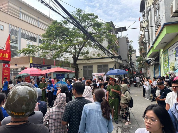TUỔI TRẺ CÔNG AN PHƯỜNG BẠCH MAI ĐỒNG HÀNH CÙNG SĨ TỬ TRONG KỲ THI TỐT NGHIỆP THPT NĂM 2026- Ảnh 7.