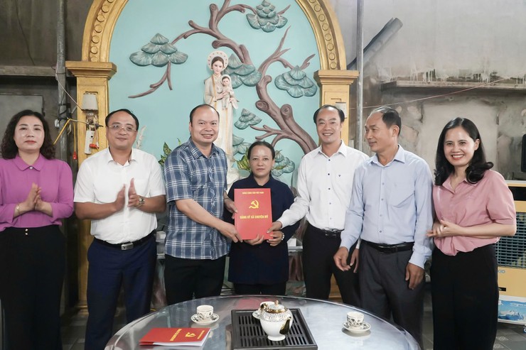 Trao Giấy chứng nhận đăng ký hoạt động trợ giúp xã hội cho Mái ấm La Vang, thôn Thượng - xã Chuyên Mỹ- Ảnh 1.