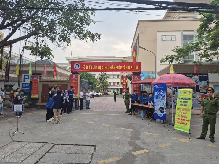 TUỔI TRẺ CÔNG AN PHƯỜNG BẠCH MAI ĐỒNG HÀNH CÙNG SĨ TỬ TRONG KỲ THI TỐT NGHIỆP THPT NĂM 2026- Ảnh 9.