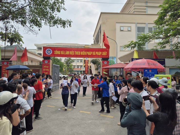 TUỔI TRẺ CÔNG AN PHƯỜNG BẠCH MAI ĐỒNG HÀNH CÙNG SĨ TỬ TRONG KỲ THI TỐT NGHIỆP THPT NĂM 2026- Ảnh 2.