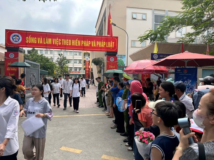 TUỔI TRẺ CÔNG AN PHƯỜNG BẠCH MAI ĐỒNG HÀNH CÙNG SĨ TỬ TRONG KỲ THI TỐT NGHIỆP THPT NĂM 2026- Ảnh 6.