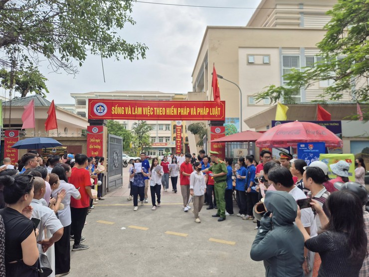 TUỔI TRẺ CÔNG AN PHƯỜNG BẠCH MAI ĐỒNG HÀNH CÙNG SĨ TỬ TRONG KỲ THI TỐT NGHIỆP THPT NĂM 2026- Ảnh 3.