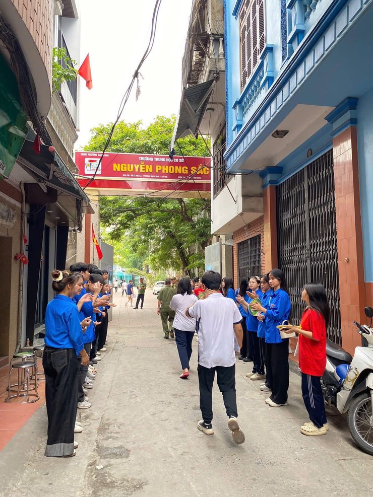 PHƯỜNG BẠCH MAI: MÀU ÁO XANH ĐỒNG HÀNH CÙNG SĨ TỬ- Ảnh 2.