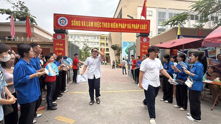 PHƯỜNG BẠCH MAI: MÀU ÁO XANH ĐỒNG HÀNH CÙNG SĨ TỬ- Ảnh 5.