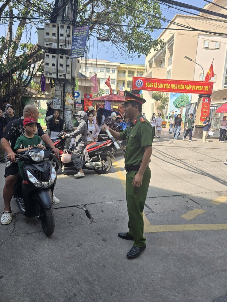CÔNG AN PHƯỜNG BẠCH MAI CHỦ ĐỘNG BẢO ĐẢM AN NINH, AN TOÀN KỲ THI TỐT NGHIỆP THPT NĂM 2026- Ảnh 7.