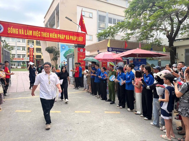 TUỔI TRẺ CÔNG AN PHƯỜNG BẠCH MAI ĐỒNG HÀNH CÙNG SĨ TỬ TRONG KỲ THI TỐT NGHIỆP THPT NĂM 2026- Ảnh 5.