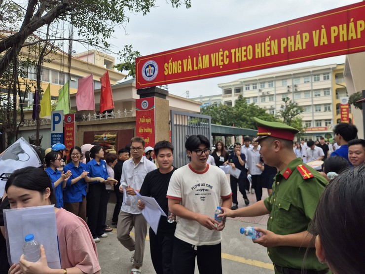 TUỔI TRẺ CÔNG AN PHƯỜNG BẠCH MAI ĐỒNG HÀNH CÙNG SĨ TỬ TRONG KỲ THI TỐT NGHIỆP THPT NĂM 2026- Ảnh 1.